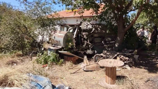 Elazığ'da otomobil bahçeye uçtu: 8 yaralı