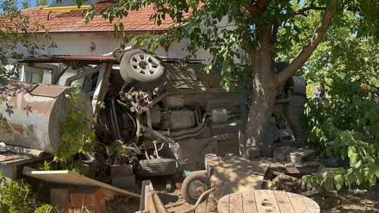 Elazığ'da otomobil bahçeye uçtu: 8 yaralı