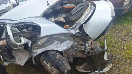 Elazığ'da otomobil bariyerlere çarptı: 1 ölü