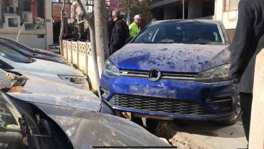 Elazığ'da otomobil duvara çarptı: 2 yaralı