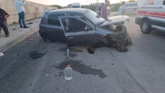 Elazığ'da otomobil duvara çarptı: 2 yaralı