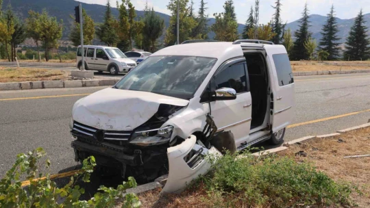 Elazığ'da otomobil ile hafif ticari araç çarpıştı: 8 yaralı