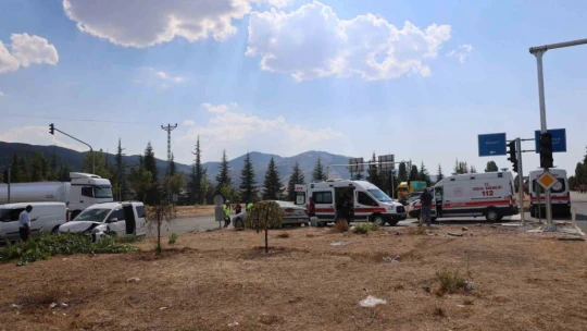 Elazığ'da otomobil ile hafif ticari araç çarpıştı: 8 yaralı