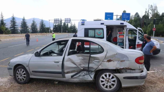 Elazığ'da otomobil ile hafif ticari araç çarpıştı: 8 yaralı