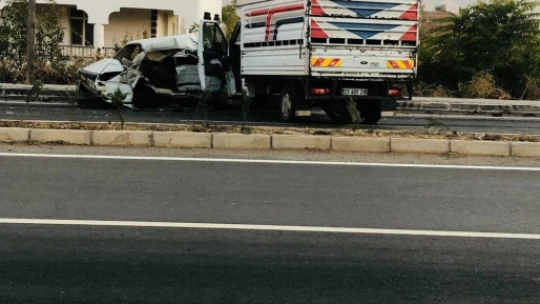 Elazığ'da otomobil ile kamyonet çarpıştı: 1 ölü, 1 yaralı