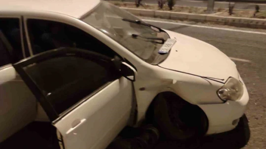 Elazığ'da otomobil kaldırıma çarptı: 3 yaralı