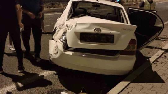 Elazığ'da otomobil kaldırıma çarptı: 3 yaralı