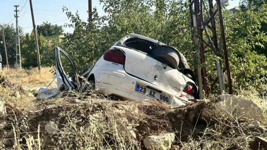 Elazığ'da otomobil şarampole uçtu: 2 yaralı