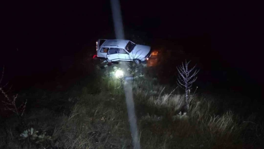 Elazığ'da otomobil şarampole uçtu: 2 yaralı