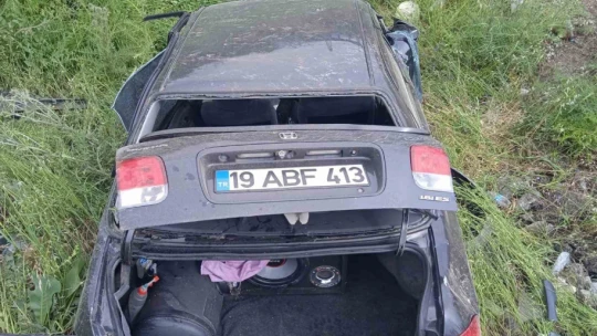 Elazığ'da otomobil şarampole uçtu: 2 yaralı