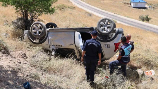 Elazığ'da otomobil şarampole yuvarlandı: 4 yaralandı