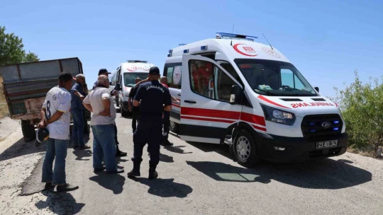 Elazığ'da otomobil şarampole yuvarlandı: 4 yaralandı