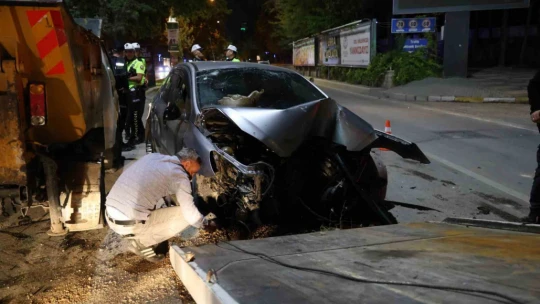 Elazığ'da otomobil sinyalizasyon direğine çarptı: 3 yaralı