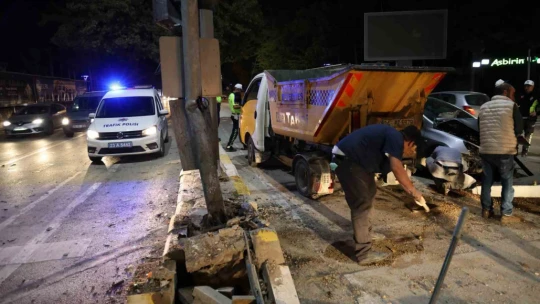 Elazığ'da otomobil sinyalizasyon direğine çarptı: 3 yaralı