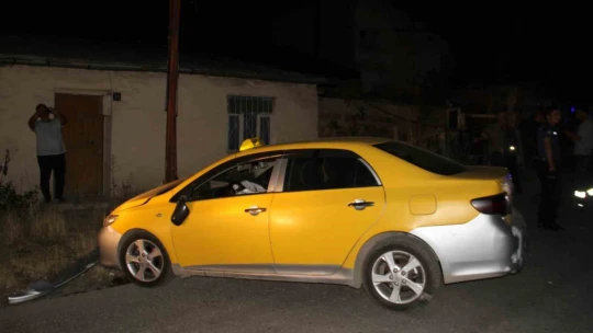 Elazığ'da otomobil yayaya çarptı: 2 yaralı