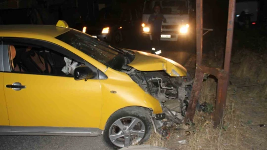 Elazığ'da otomobil yayaya çarptı: 2 yaralı