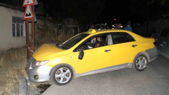 Elazığ'da otomobil yayaya çarptı: 2 yaralı