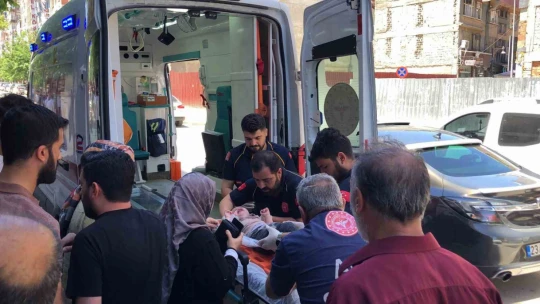 Elazığ'da otomobilin çarptığı çocuk yaralandı
