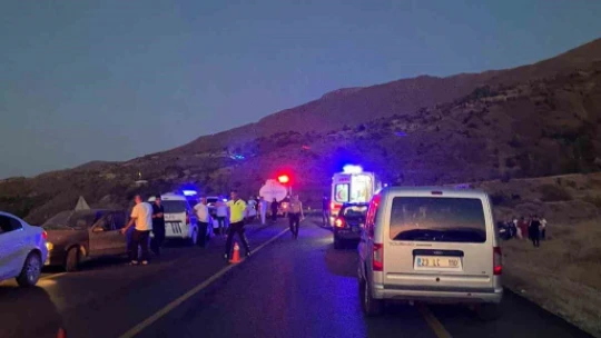 Elazığ'da otomobiller çarpıştı: 8 yaralı