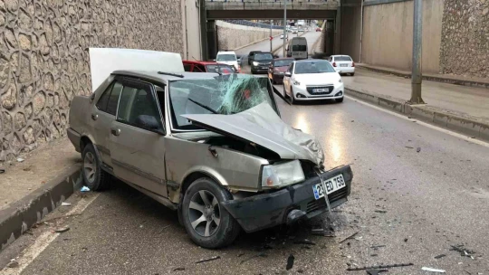 Elazığ'da otomobiller kafa kafaya çarpıştı: 4 yaralı