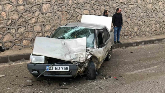 Elazığ'da otomobiller kafa kafaya çarpıştı: 4 yaralı