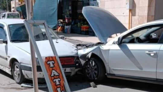 Elazığ'da otomobillerin çarpışma anı kamerada