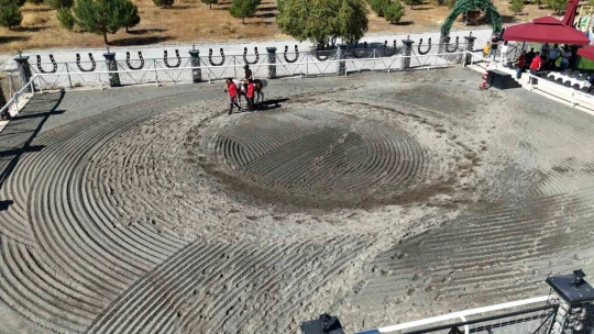 Elazığ'da özel ve engelli bireyler 'At' ile terapi görüyor