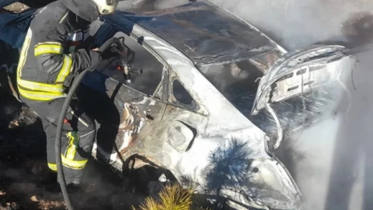 Elazığ'da park halindeki araç küle döndü