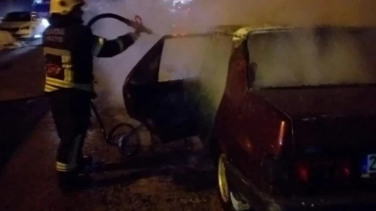 Elazığ'da park halindeki otomobil yandı: Araçtaki şahsı itfaiye kurtardı
