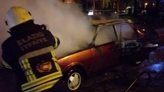 Elazığ'da park halindeki otomobil yandı: Araçtaki şahsı itfaiye kurtardı