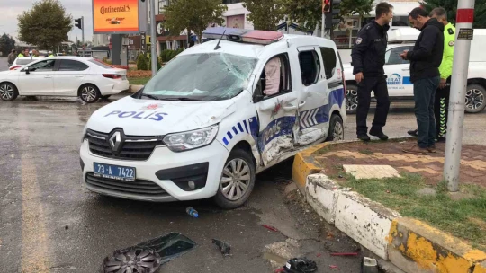 Elazığ'da polis aracı ile otomobil çarpıştı: 2 polis yaralandı