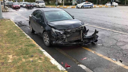 Elazığ'da polis aracı ile otomobil çarpıştı: 2 polis yaralandı