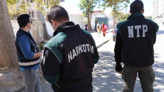 Elazığ'da polis, okul önlerinde kuş uçurtmuyor