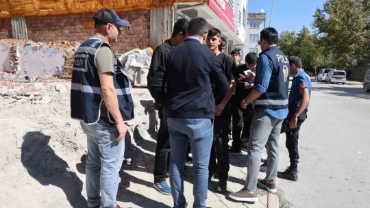 Elazığ'da polis, okul önlerinde kuş uçurtmuyor