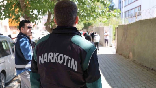 Elazığ'da polis, okul önlerinde kuş uçurtmuyor