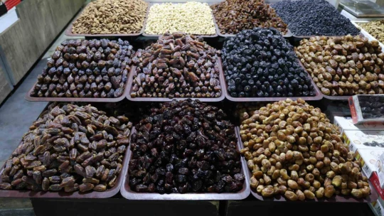 Elazığ'da Ramazan'ın vazgeçilmezi hurma tezgahlardaki yerini aldı