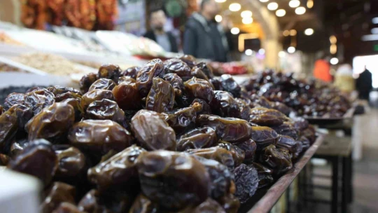 Elazığ'da Ramazan'ın vazgeçilmezi hurma tezgahlardaki yerini aldı