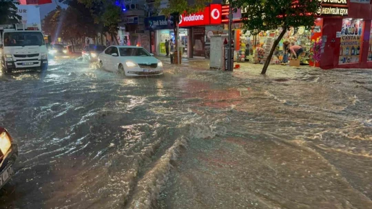 Elazığ'da sağanak etkili oldu, yollar göle döndü
