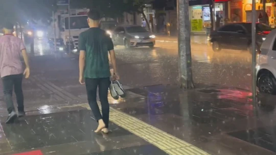 Elazığ'da sağanak etkili oldu, yollar göle döndü