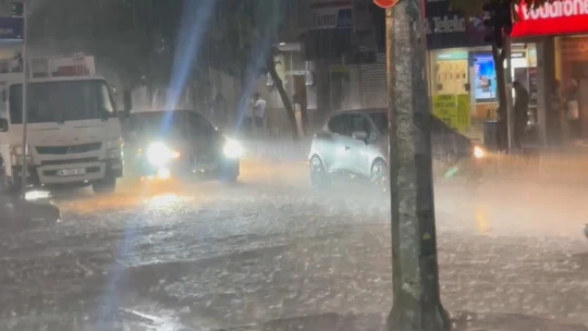 Elazığ'da sağanak etkili oldu, yollar göle döndü