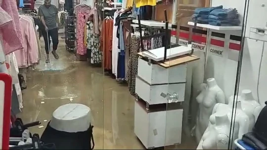 Elazığ'da sağanak sonrası iş yerlerini su bastı