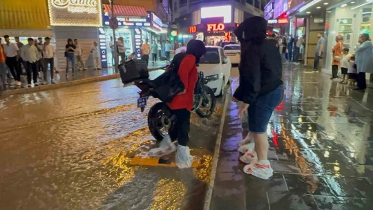 Elazığ'da sağanak sonrası iş yerlerini su bastı