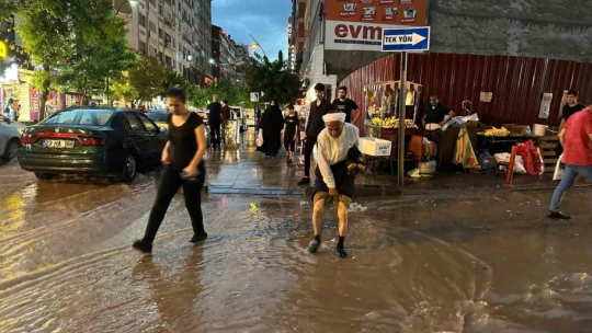 Elazığ'da sağanak sonrası iş yerlerini su bastı