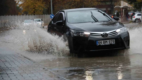 Elazığ'da sağanak yağış etkili oldu