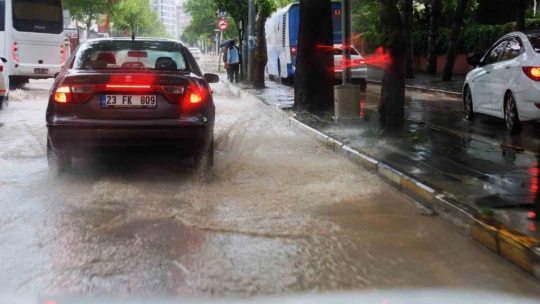 Elazığ'da sağanak yağış etkili oldu