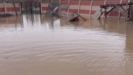 Elazığ'da sağanak yağış hayatı felç etti