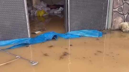 Elazığ'da sağanak yağış hayatı felç etti