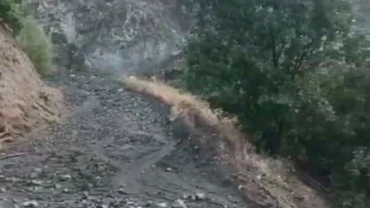 Elazığ'da sağanak yağış köy yollarını tahrip etti