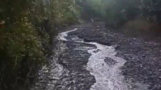 Elazığ'da sağanak yağış köy yollarını tahrip etti