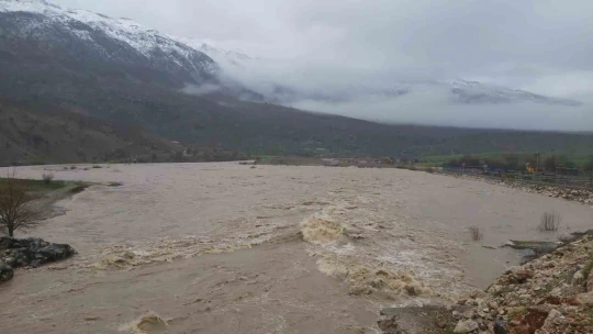 Elazığ'da sağanak yağış sonrası dereler coştu